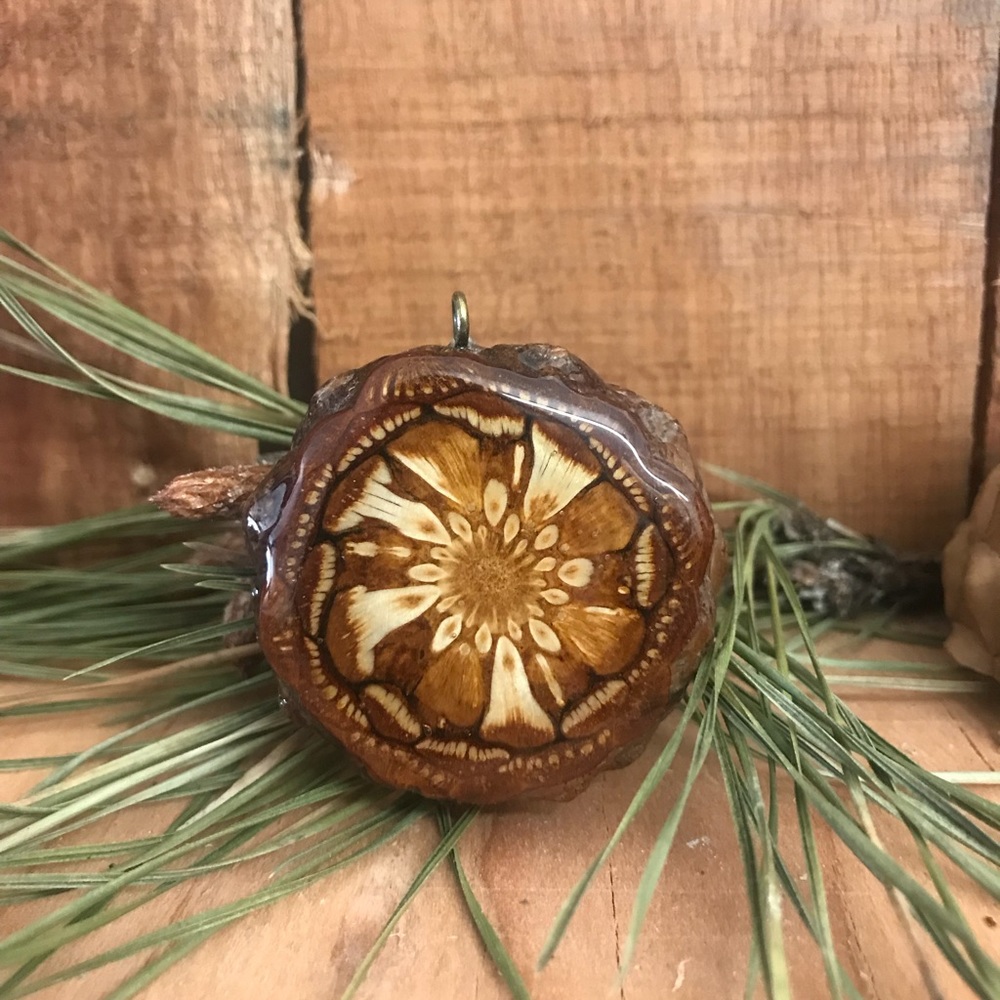 Pine cone pendant. ( Instagram @peacefulpines )